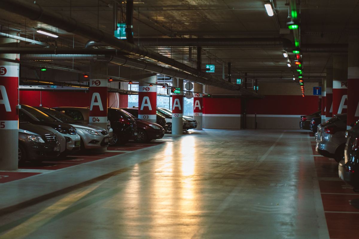 Spălarea parcărilor și platformelor comerciale: uleiuri, cauciuc și marcaje